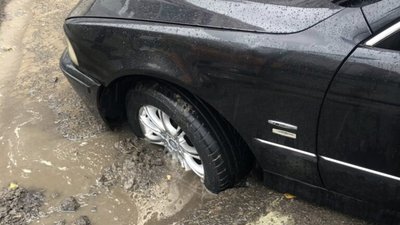 У Львові автомобіль провалився у траншею