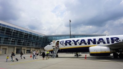 Авіакомпанія Ryanair оголосила про тимчасове припинення деяких рейсів з України
