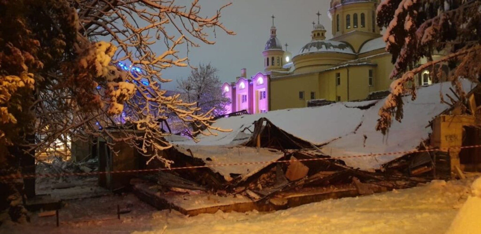 У Львові під вагою снігу завалилася будівля колишнього супермаркету