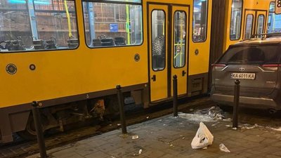 У Львові потерпілому від трамвая ампутували дві ноги