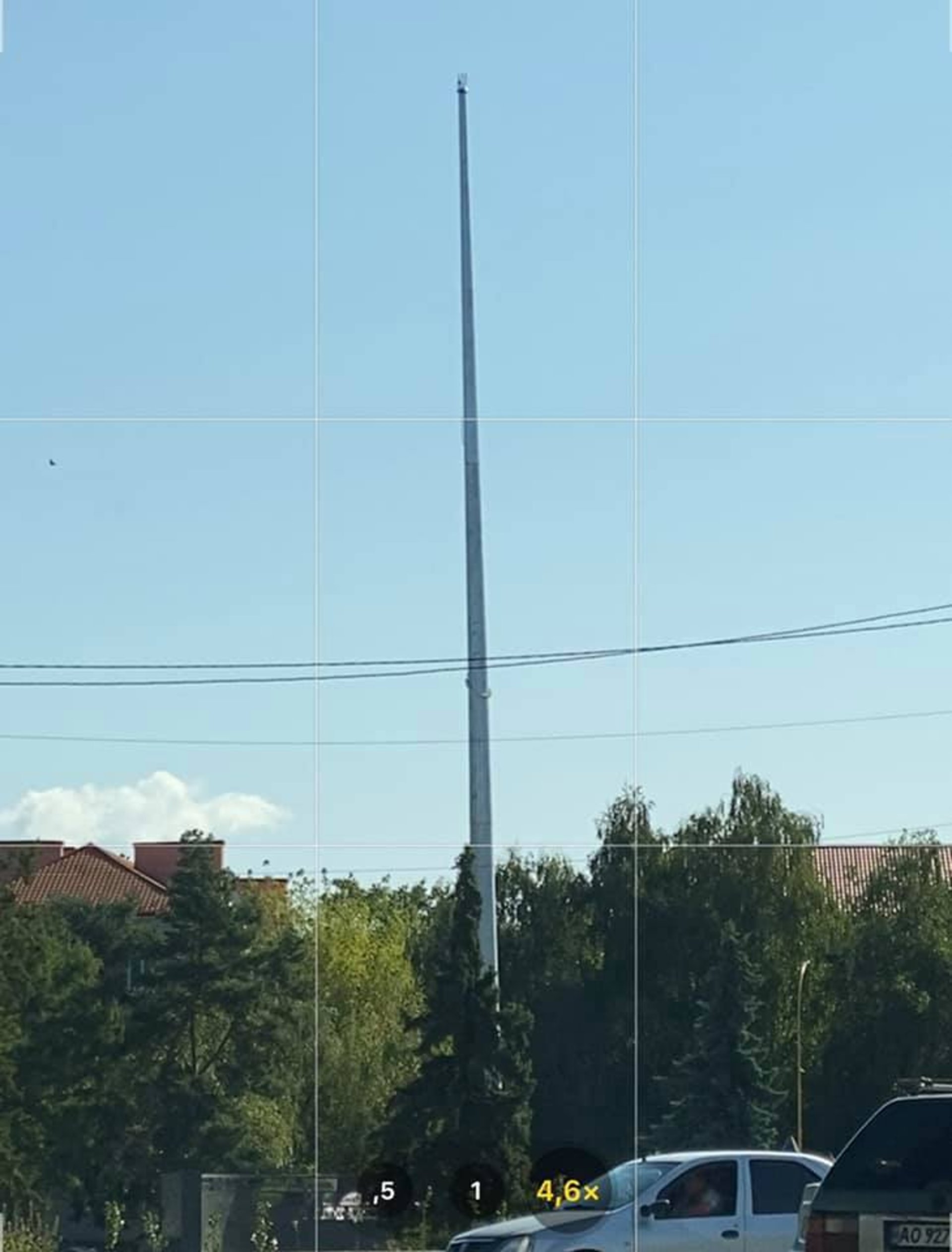 В Ужгороді похилився флагшток за шість мільйонів, фото Голос Карпат