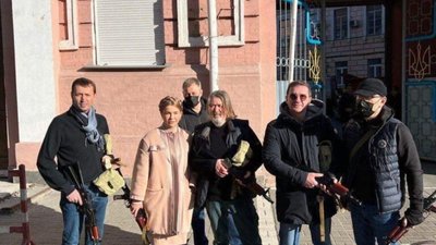 Тимошенко взяла до рук зброю (ФОТО)