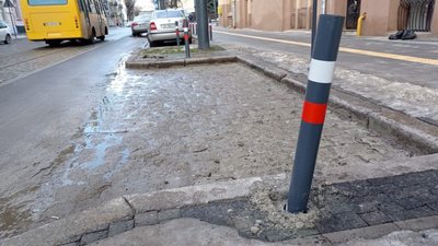 У Львові на вулиці Степана Бандери сніг зійшов разом з антипаркувальними елементами (ФОТО)