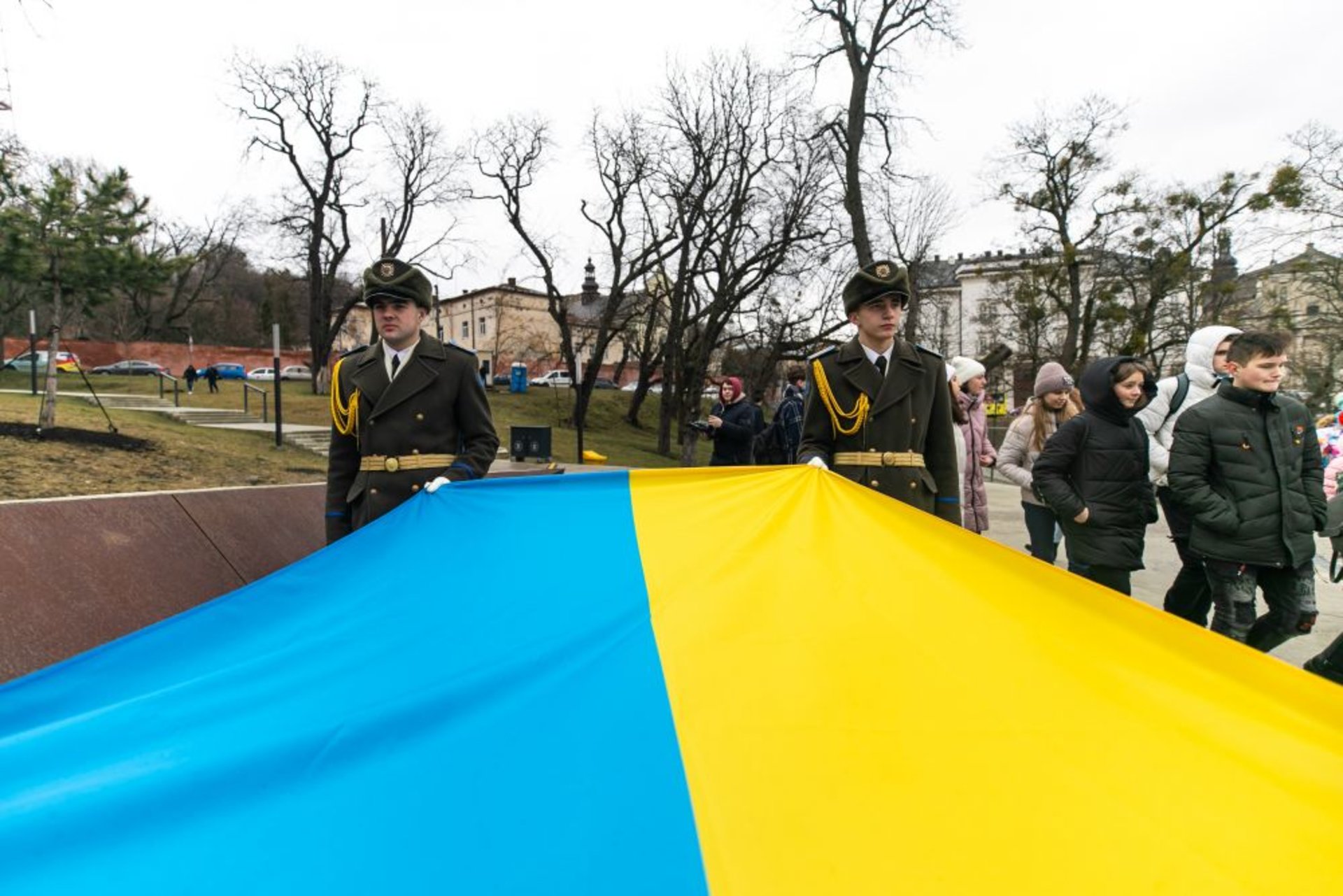 Сотні паперових ангеликів розмістили на Меморіалі Небесної Сотні у Львові