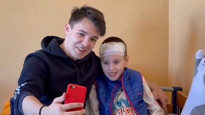 9-річна Софійка, яка дивом вижила під час обстрілів у Миколаєві, зустрілась зі своїм кумиром у Львові