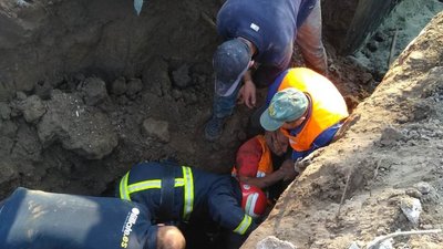 У Винниках чоловіка засипало в траншеї