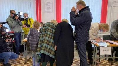 Садовий не зміг проголосувати, бо прийшов на дільницю із закордонним паспортом