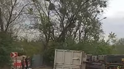 У Львові перекинувся перевантажений сміттєвоз (ВІДЕО)