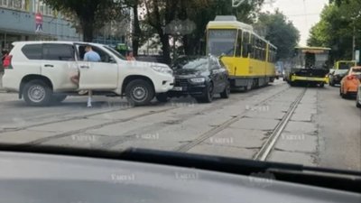 У Львові біля цвинтаря не розминулись автомобілі