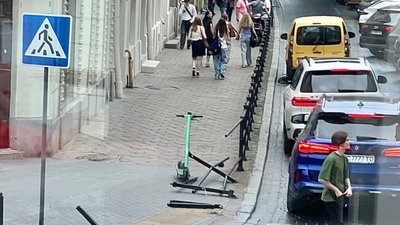 У центрі Львова автомобіль вилетів на тротуар
