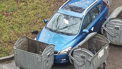 У Львові автомобіль обставили сміттєвими баками (ФОТО)