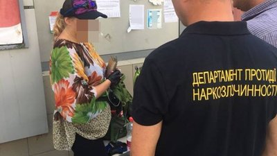 На Львівщині правоохоронці затримали за торгівлю наркотиками медсестру психіатричної лікарні