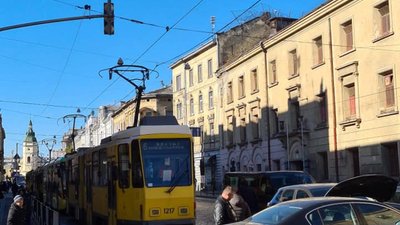 У Львові на вулиці Городоцькій зупинився рух трамваїв (ФОТО)