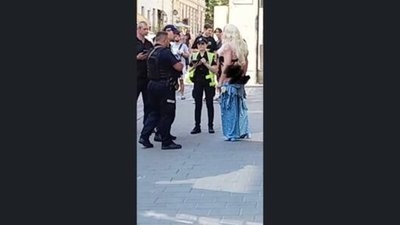 У центрі Львова чоловік у образі жінки кидався на людей (ВІДЕО)