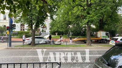 У Львові водій зніс огорожу і виїхав на тротуар (ВІДЕО)