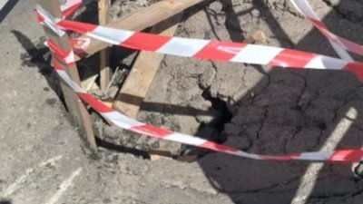 У Львові автобус провалився колесом у велику яму на дорозі (ФОТО)
