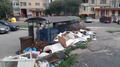 Улюблений район Садового потопає у смітті (ФОТО)