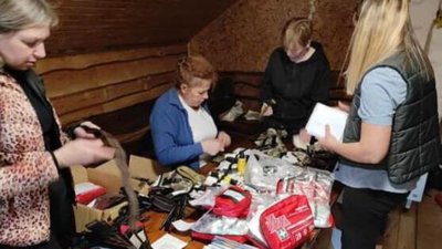 У Славській громаді волонтерки шиють медичні підсумки для військових