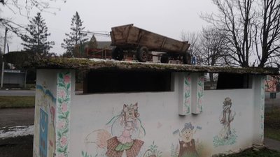 На Львівщині підводу поставили на дах зупинки громадського транспорту (ФОТО)
