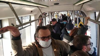 Як під час карантину у Львові їздять переповнені трамваї (ФОТО)