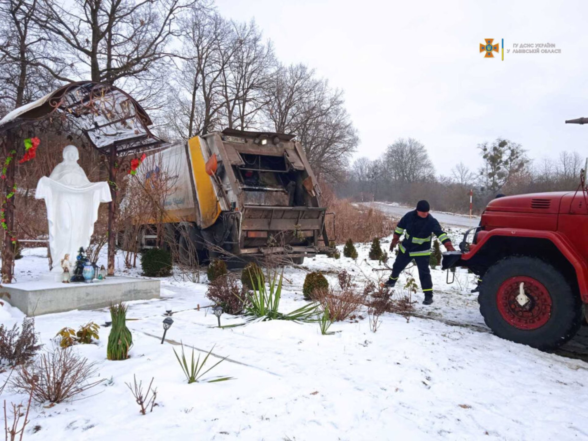 На Львівщині через негоду вантажний автомобіль з’їхав у кювет