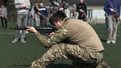 На Львівщині школярі проходять військово-патріотичний вишкіл
