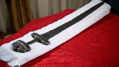 У Софії Київській урочисто передали Меч Вікінгів львівському музею