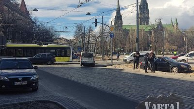 У Львові на вулиці Степана Бандери запрацював четвертий світлофорний комплекс