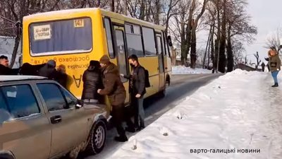 На Львівщині пасажири штовхали рейсовий автобус (ФОТО)