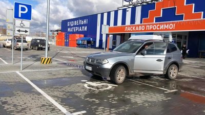 У Червонограді віртуози ставлять одне авто одразу на два місця для інвалідів (ФОТОФАКТ)