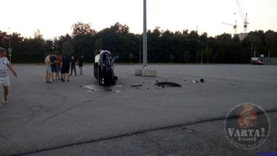 Біля "Арени-Львів" автомобіль влетів у стовп (ФОТО, ВІДЕО)