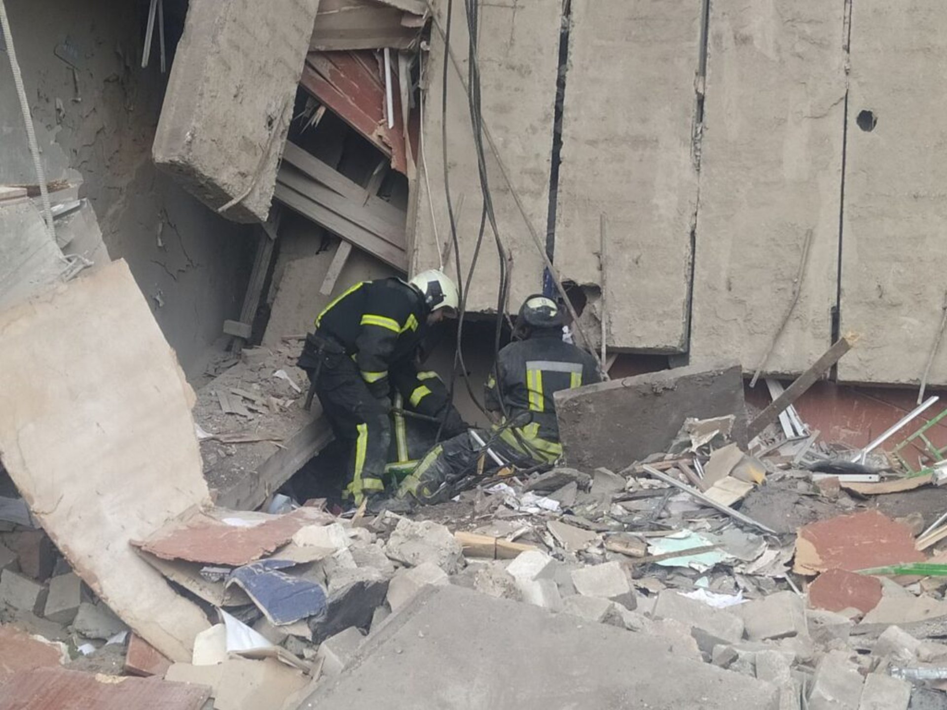 З-під завалів школи на Донеччині дістали тіло жінки