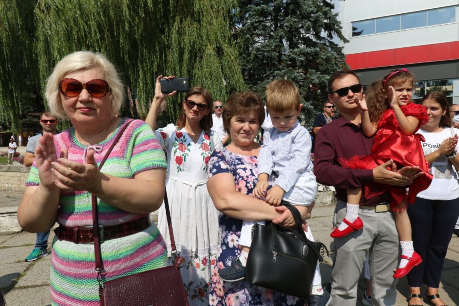 На площі біля Центру Довженка замайорів національний стяг, фото ЛМР