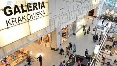 У Польщі після локдауну повністю відкрилися торгові центри