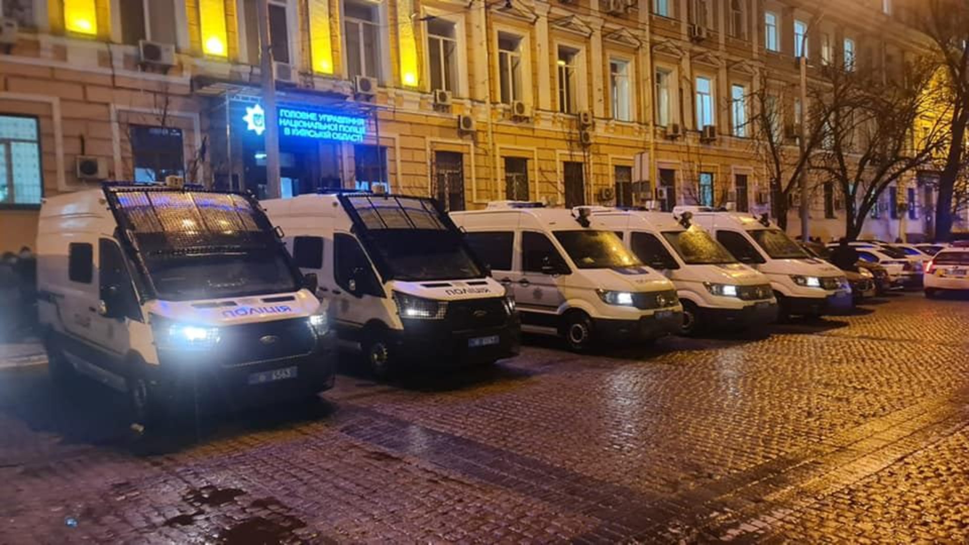 Під будівлю Печерського суду Києва зігнали автозаки, фото Олексія Гончаренка