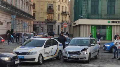 У центрі Львова поліція потрапила у ДТП
