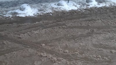 Біля аеропорту "Львів" не прибирають сніг (ФОТО)