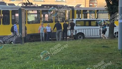 У центрі Львова паралізований рух транспорт