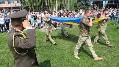 На площі біля Центру Довженка замайорів національний стяг (ФОТО)