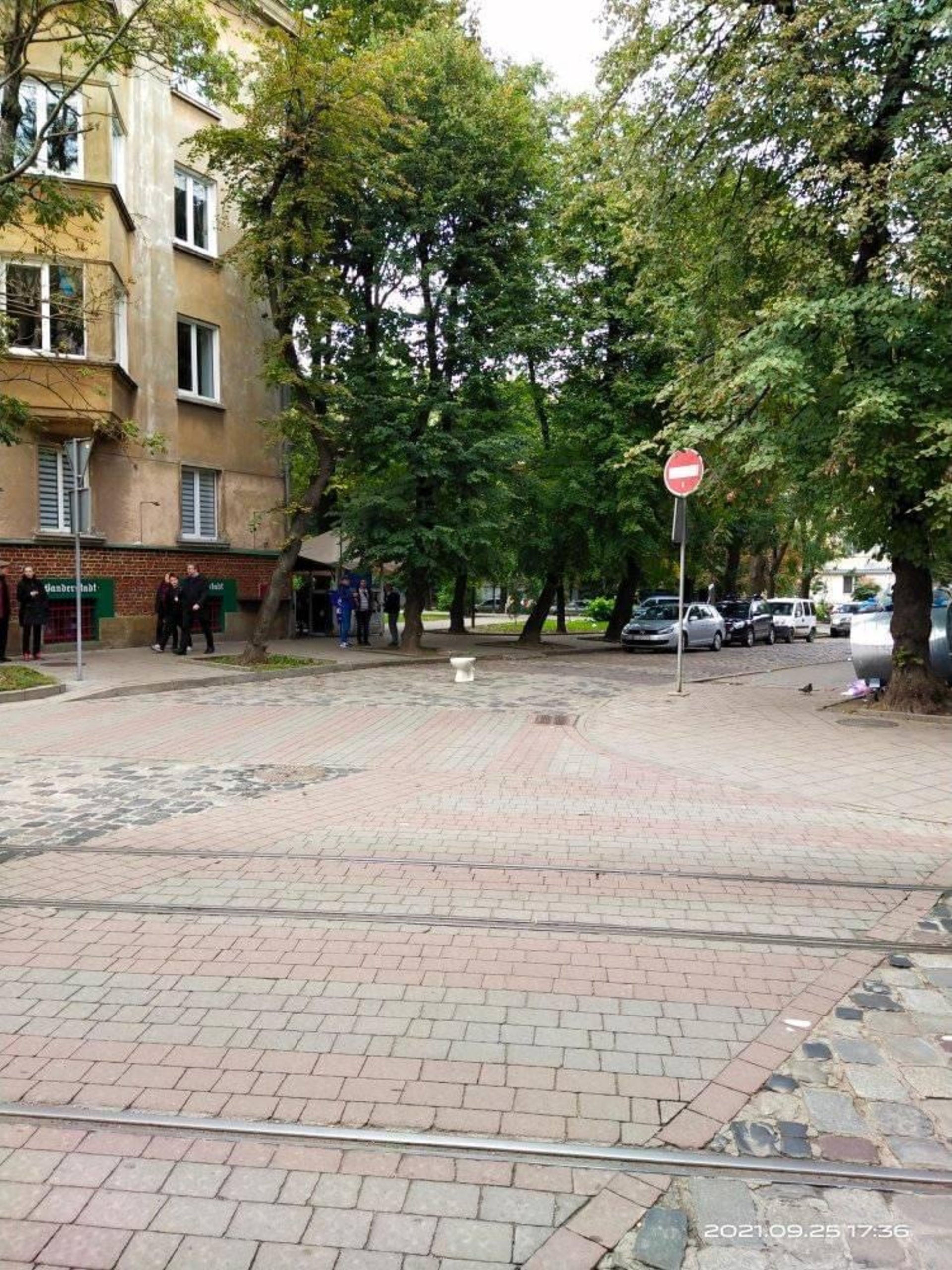 У Львові посередині дороги поставили унітаз, фото ЛЬВІВ БЕЗ ЗАТОРІВ