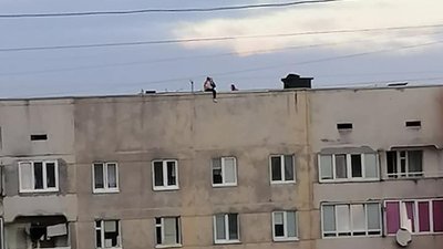 У Львові на Сихові діти вилізли на дах багатоповерхівки (ФОТО)