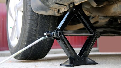 На Львівщині під час ремонту авто зірвалось з домкрата та на смерть травмувало чоловіка