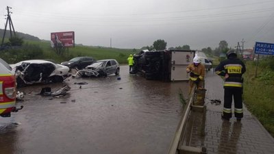 На Львівщині зіткнення чотирьох автомобілів відправило у лікарню трьох людей (ФОТО)