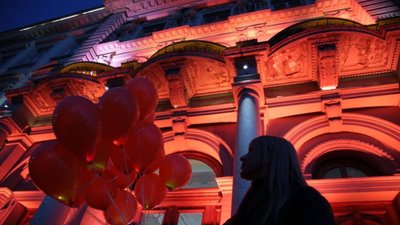 Будівлю Львівської ОДА підсвітили помаранчевим (ФОТО)