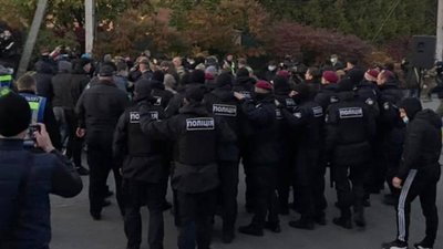 Майже півтори тисячі за зміну: до будинку Порошенка знову прибувають “тітушки” Банкової (ВІДЕО)