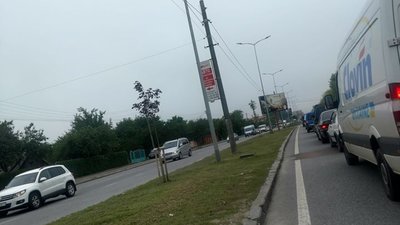У Львові на вулиці Стрийській через смугу виділеного руху зупинився рух транспорту ФОТО)