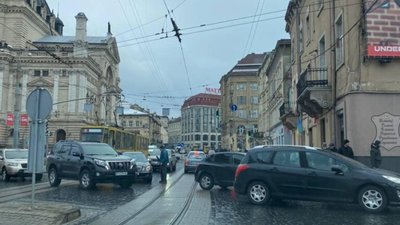 У центрі Львова на перехресті не розминулись автомобілі (ФОТО)