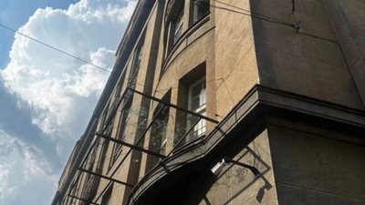 У центрі Львова вітер вибив вікно (ФОТО)
