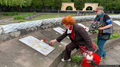 9 травня у Львові: нечисленні люди з квітами прийшли до військових меморіалів (ФОТО)