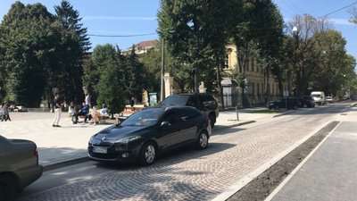 У Львові вулиця Пекарська перетворилась на парковку (ФОТО)